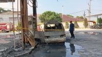 HANGUS TERBAKAR: Kondisi satu unit kendaraan roda empat hangus terbakar di SPBU 3343121 Jalan Raya Jalur Sudajayahikir, Kelurahan/Kecamatan Baros, Rabu (1/11).(FT: BAMBANG/RADARSUKABUMI)