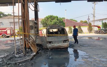 HANGUS TERBAKAR: Kondisi satu unit kendaraan roda empat hangus terbakar di SPBU 3343121 Jalan Raya Jalur Sudajayahikir, Kelurahan/Kecamatan Baros, Rabu (1/11).(FT: BAMBANG/RADARSUKABUMI)