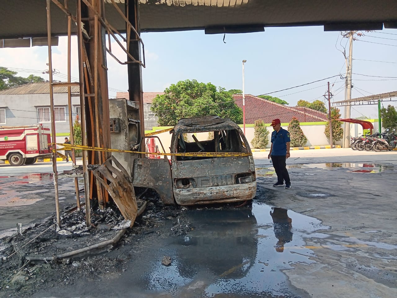 HANGUS TERBAKAR: Kondisi satu unit kendaraan roda empat hangus terbakar di SPBU 3343121 Jalan Raya Jalur Sudajayahikir, Kelurahan/Kecamatan Baros, Rabu (1/11).(FT: BAMBANG/RADARSUKABUMI)