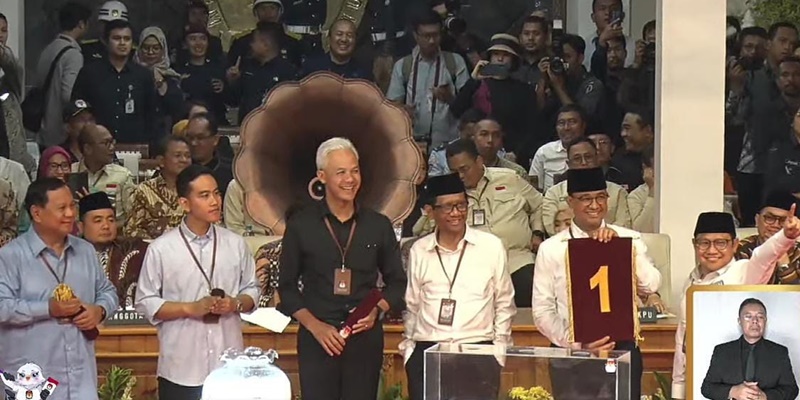 Tiga Paslon Pilpres 2024 di Gedung KPU, Jakarta, Selasa (14/11)
