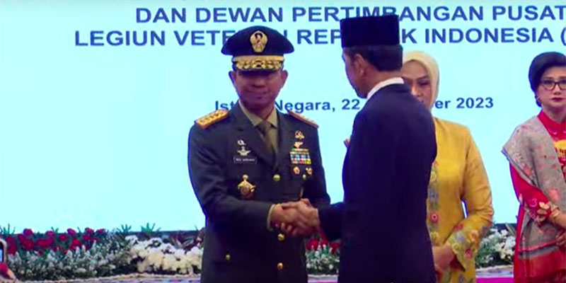 Presiden Joko Widodo memberi selamat kepada Jenderal Agus Subiayanto usai dilantik sebagai Panglima TNI/Net