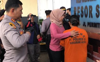 RILIS: Kapolres Sukabumi Kota saat memperlihatkan sejumlah barang bukti yang berhasil diamankan, Sabtu (18/11).(FT: BAMBANG/RADARSUKABUMI)