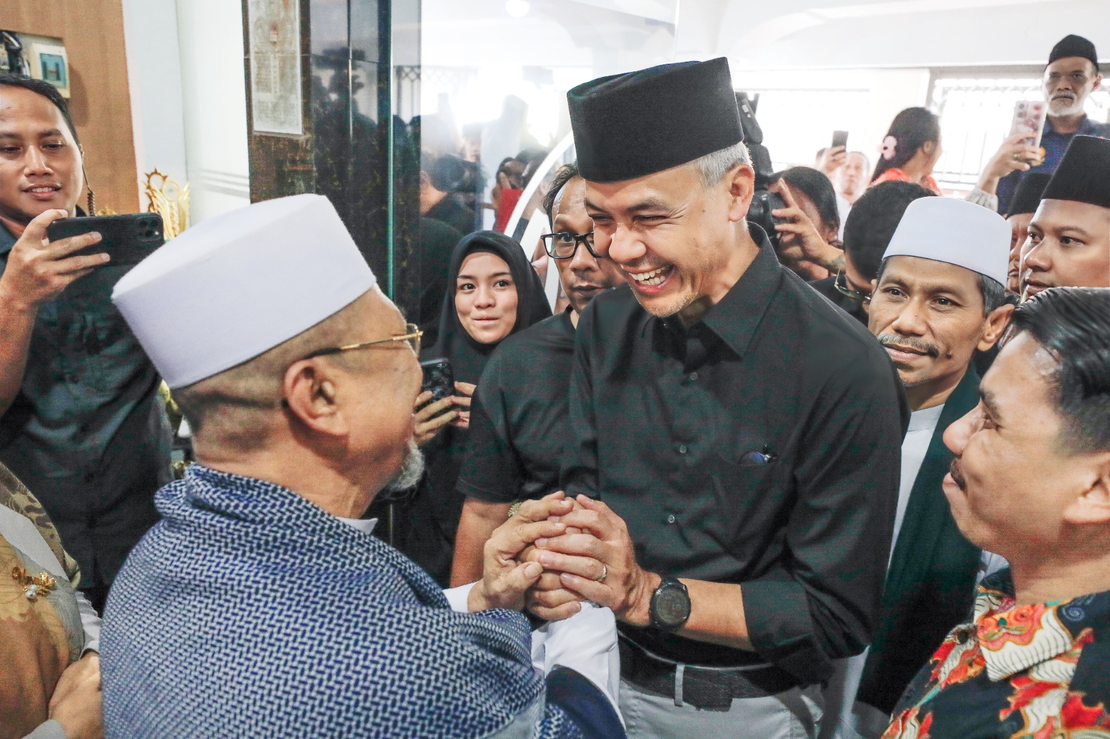KENAL LAMA: Ganjar Pranowo bersilaturahmi ke kediaman Syech Sayyid Abdul Rahim Assegaf (Habib Puang Makka) di Makassar, pada Sabtu (18/11).