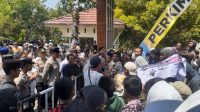 DEMO : Ratusan massa saat melakukan aksi unjuk rasa di depan kantoe Perkim Kabupaten Sukabumi.