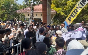 DEMO : Ratusan massa saat melakukan aksi unjuk rasa di depan kantoe Perkim Kabupaten Sukabumi.