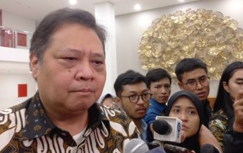 Ketua Dewan Pengarah TKN Prabowo-Gibran, Airlangga Hartarto usai rapat TKN di DPP Golkar, Palmerah, Jakarta Barat, Kamis malam (9/11).