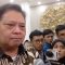 Ketua Dewan Pengarah TKN Prabowo-Gibran, Airlangga Hartarto usai rapat TKN di DPP Golkar, Palmerah, Jakarta Barat, Kamis malam (9/11).