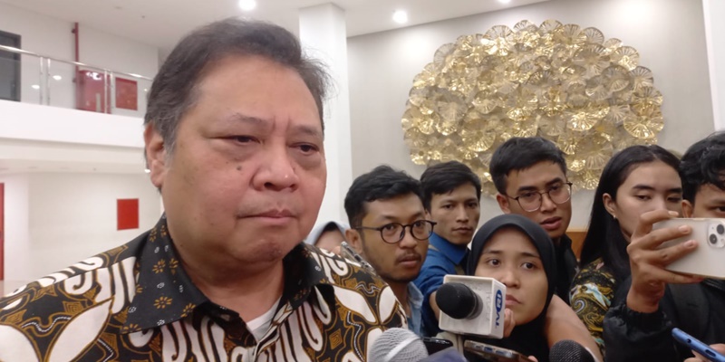 Ketua Dewan Pengarah TKN Prabowo-Gibran, Airlangga Hartarto usai rapat TKN di DPP Golkar, Palmerah, Jakarta Barat, Kamis malam (9/11).