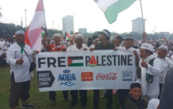 Demonstrasi akbar solidaritas Palestina di Monumen Nasional, Jakarta, pada Minggu (5/11) pagi ikut membawa pesan perlawanan ekonomi pada Israel dan produk-produk perusahaan multinasional