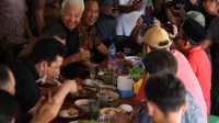 MERAKYAT: Ganjar Pranowo makan bersama para sopir angkutan kota di Warung Sundawa di Terminal Rajabasa, Kota Bandar Lampung, Rabu (25/10). (Foto: Tim Media Ganjar Pranowo)