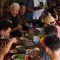 MERAKYAT: Ganjar Pranowo makan bersama para sopir angkutan kota di Warung Sundawa di Terminal Rajabasa, Kota Bandar Lampung, Rabu (25/10). (Foto: Tim Media Ganjar Pranowo)