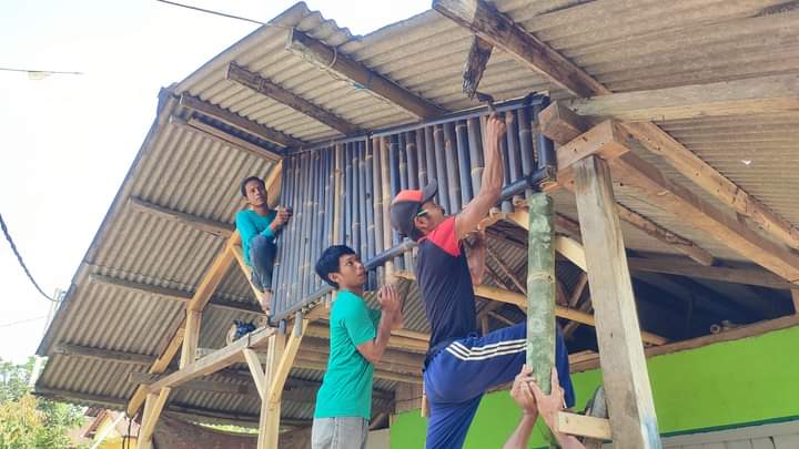 GOTONG RONYONG : Sejumlah warga saat membangun fasilitas di lokasi wisata hanjeli. (foto : Radar Sukabumi)
