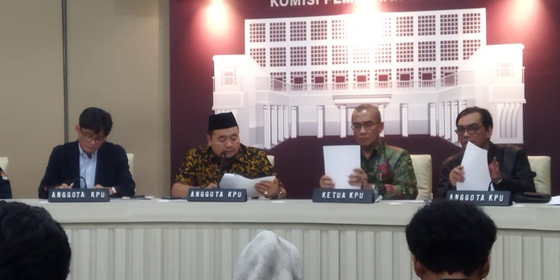 Jumpa pers Pimpinan KPU di Kantor KPU RI, Jalan Imam Bonjol, Menteng, Jakarta Pusat, Selasa malam (28/11)