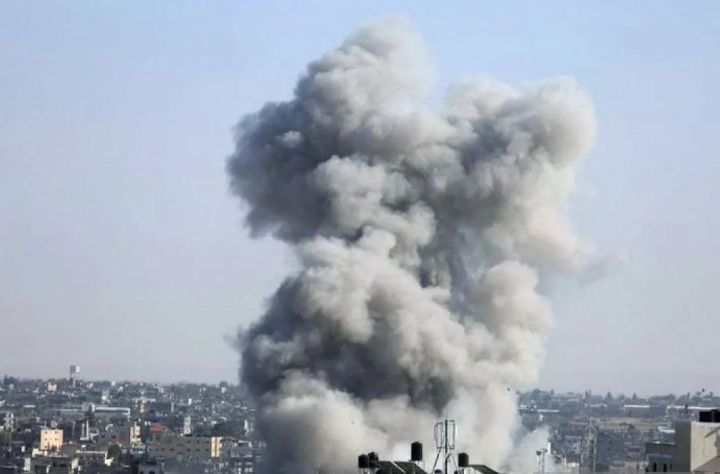 Asap mengepul setelah serangan udara Israel terjadi di Kota Rafah di Jalur Gaza selatan, Kamis (26/10/2023). (Xinhua/Khaled Omar)