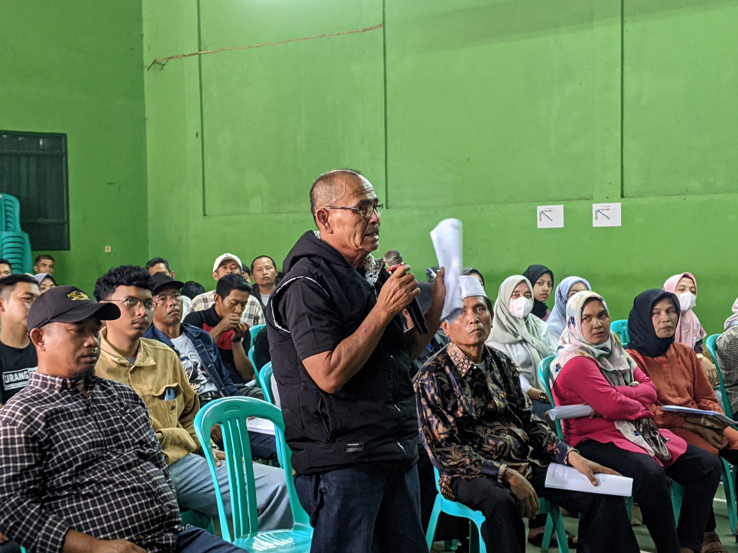 BERTANYA : Salah seorang warga saat bertanya seputar Desa Wisata