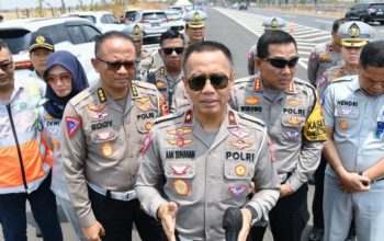Direktur Penegakan Hukum (Dirgakkum) Korlantas Polri Brigjen Aan Suhanan didampingi Kabag Ops Korlantas Polri Kombes Eddy Djunaedi/Ist
