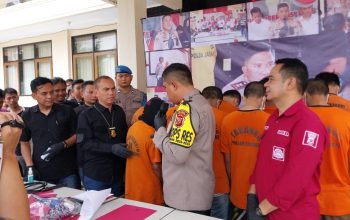 EKSPOS  : Kapolres Sukabumi AKBP Maruly Pardede saat mengekspos kasus ayah kandung perkosa dua anaknya.(FOTO : UNTUK RADARSUKABUMI)