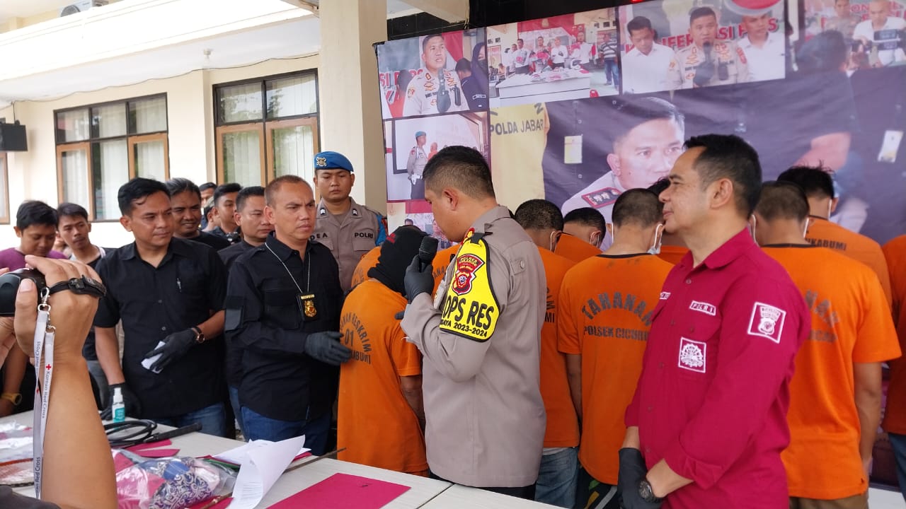 EKSPOS  : Kapolres Sukabumi AKBP Maruly Pardede saat mengekspos kasus ayah kandung perkosa dua anaknya.(FOTO : UNTUK RADARSUKABUMI)