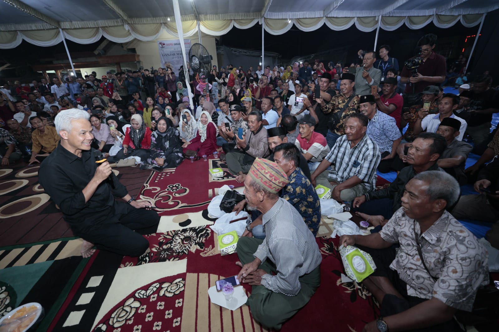 SERAP ASPIRASI: Ganjar Pranowo bertemu para petani saat berkunjung ke Way Jepara, Lampung Timur, pada Kamis (26/10). (Foto: Tim Media Ganjar Pranowo)