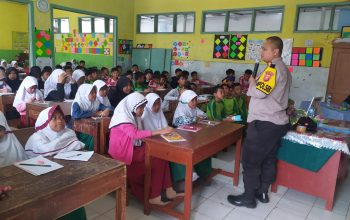 PENCEGAHAN : Kapolsek Kebonpedes, IPTU Tommy Ganhany Jaya Sakti saat memberikan edukasi tentang bahaya bullying kepada siswa MI Babakan Ranji, Desa/Kecamatan Kebonpedes.(FOTO : UNTUK RADAR SUKABUMI )