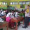 PENCEGAHAN : Kapolsek Kebonpedes, IPTU Tommy Ganhany Jaya Sakti saat memberikan edukasi tentang bahaya bullying kepada siswa MI Babakan Ranji, Desa/Kecamatan Kebonpedes.(FOTO : UNTUK RADAR SUKABUMI )