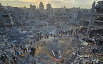 Sejumlah Palestina melakukan pencarian dan penyelamatan korban di kamp pengungsi Jabalia yang hancur akibat serangan Israel di Jalur Gaza (31/10/2023). (REUTERS/Anas al-Shareef)