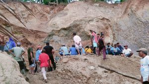 Penambang Pasir di Warungkiara Sukabumi Nyaris Tewas Tertimbun Longsor