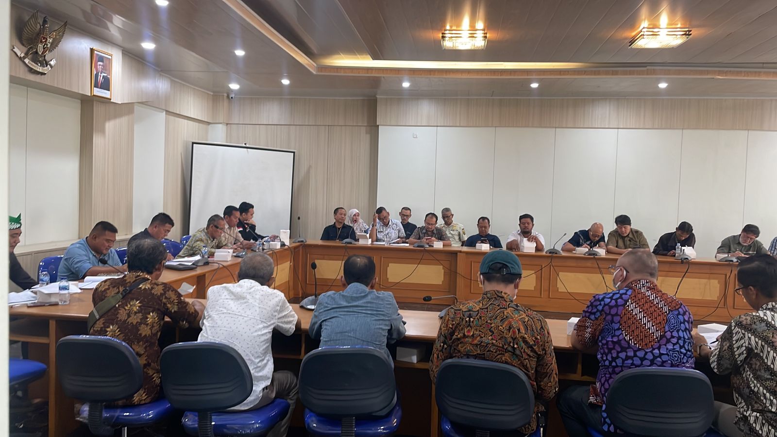 Suasana audensi DPRD dengan puluhan perusahaan yang HGU dan HGB nya nyaris habis di ruang Badan Musyawarah.(FOTO : UNTUK RADARSUKABUMI)