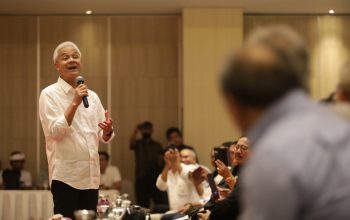 PERNYATAAN SIKAP: Pelaku pariwisata Bali memberikan dukungan kepada Ganjar Pranowo di Hotel Prime Plaza Sanur Bali, Rabu (1/11). (Foto: Tim Media Ganjar Pranowo)