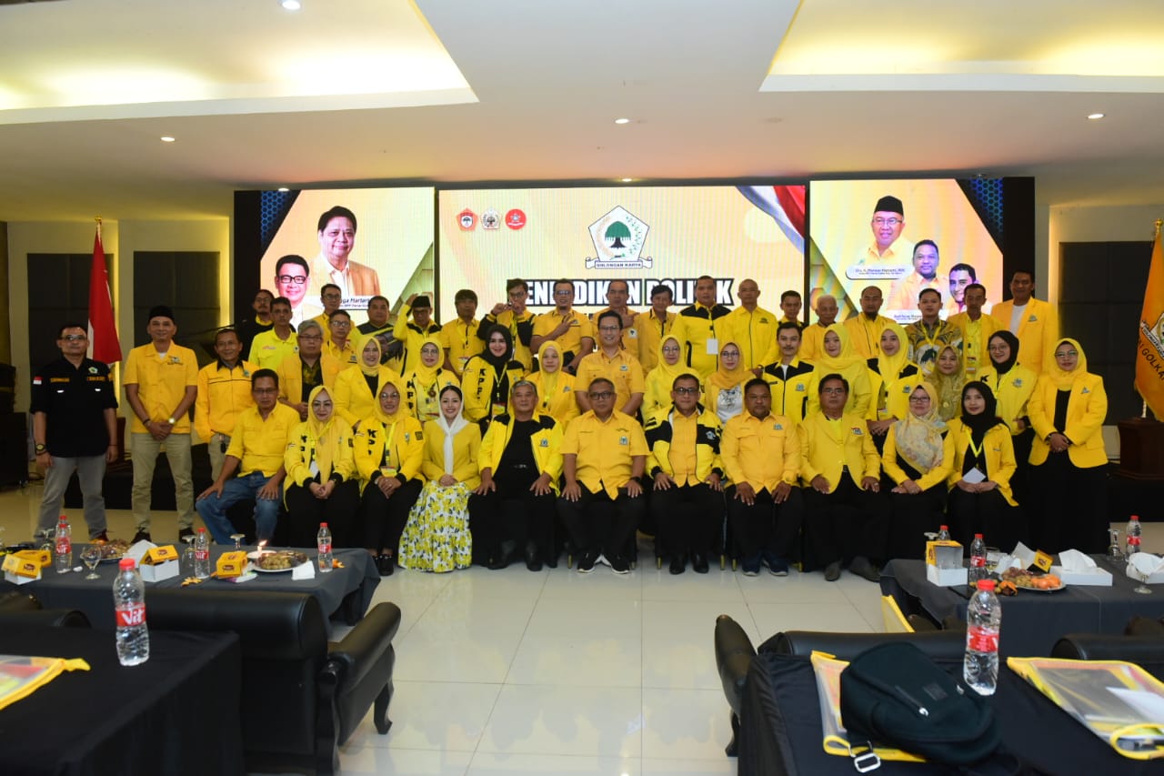 PENDIDIKAN POLITIK : Partai Golkar Kabupaten Sukabumi mengadakan Pendidikan Politik (Dikpol) kepada kader yang ada di 47 Kecamatan, Senin (27/11/2023).
