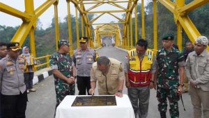 Bupati Sukabumi Resmikan Jembatan eMHa di Kadudampit