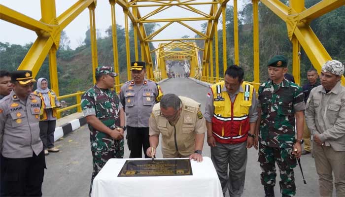 Bupati Sukabumi Resmikan Jembatan emha