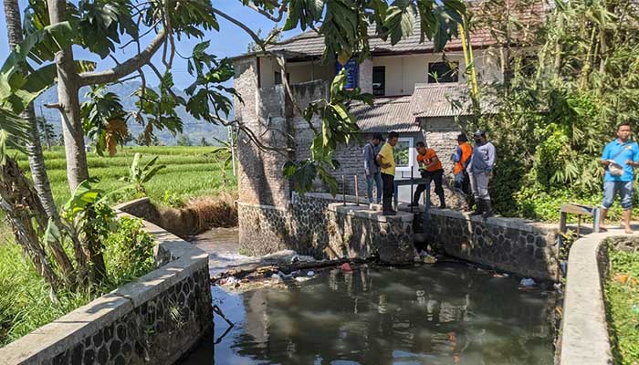 DPUTR Kota Sukabumi saat melakukan normalisasi drainase