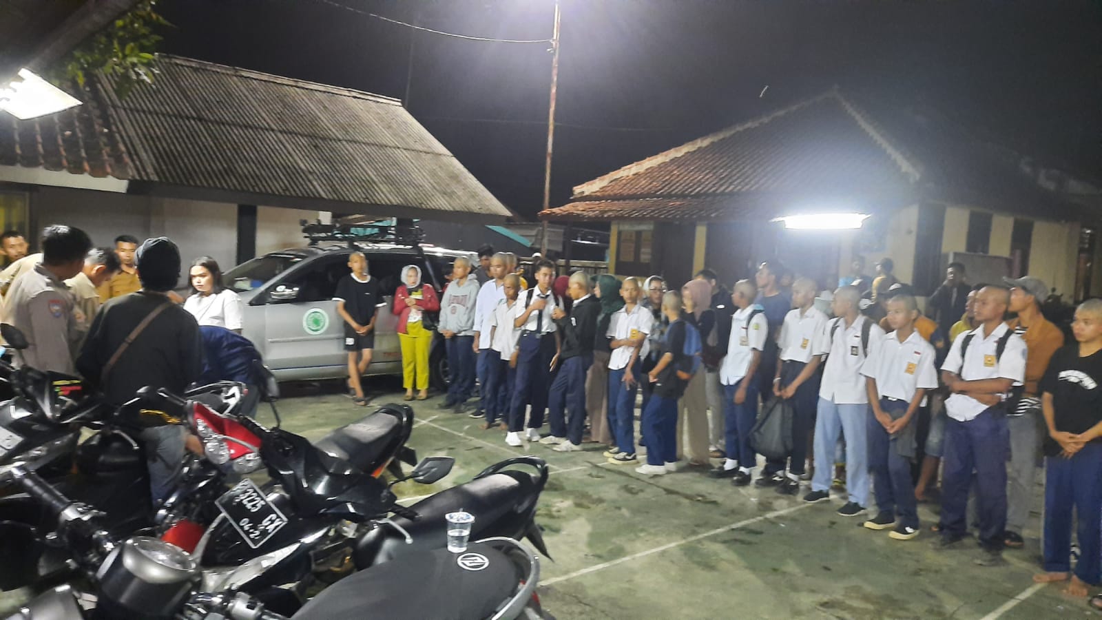 DIAMANKAN : Puluhan pelajar tingkat SMP dan SMA sederajat, saat diamankan di Mapolsek Cicurug.(FOTO : UNTUK RADAR SUKABUMI)