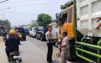 Enam kendaraan terlibat tabrakan beruntun yang terjadi di Jalan Raya Parung Bogor, tepatnya di Kampung Lebak Wangi RT 01/02, Desa Pamegarsari, Kecamatan Parung, Kamis (9/11).