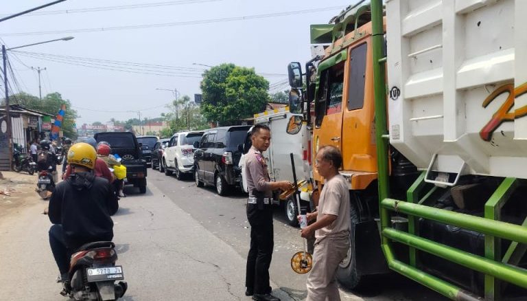 Enam kendaraan terlibat tabrakan beruntun yang terjadi di Jalan Raya Parung Bogor, tepatnya di Kampung Lebak Wangi RT 01/02, Desa Pamegarsari, Kecamatan Parung, Kamis (9/11).