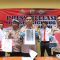 Kapolres Sukabumi AKBP Maruly Pardede didampingi kapolsek Cicurug Kompol Mangapul Simangunsong saat menunjukan barang bukti. (foto : ist)
