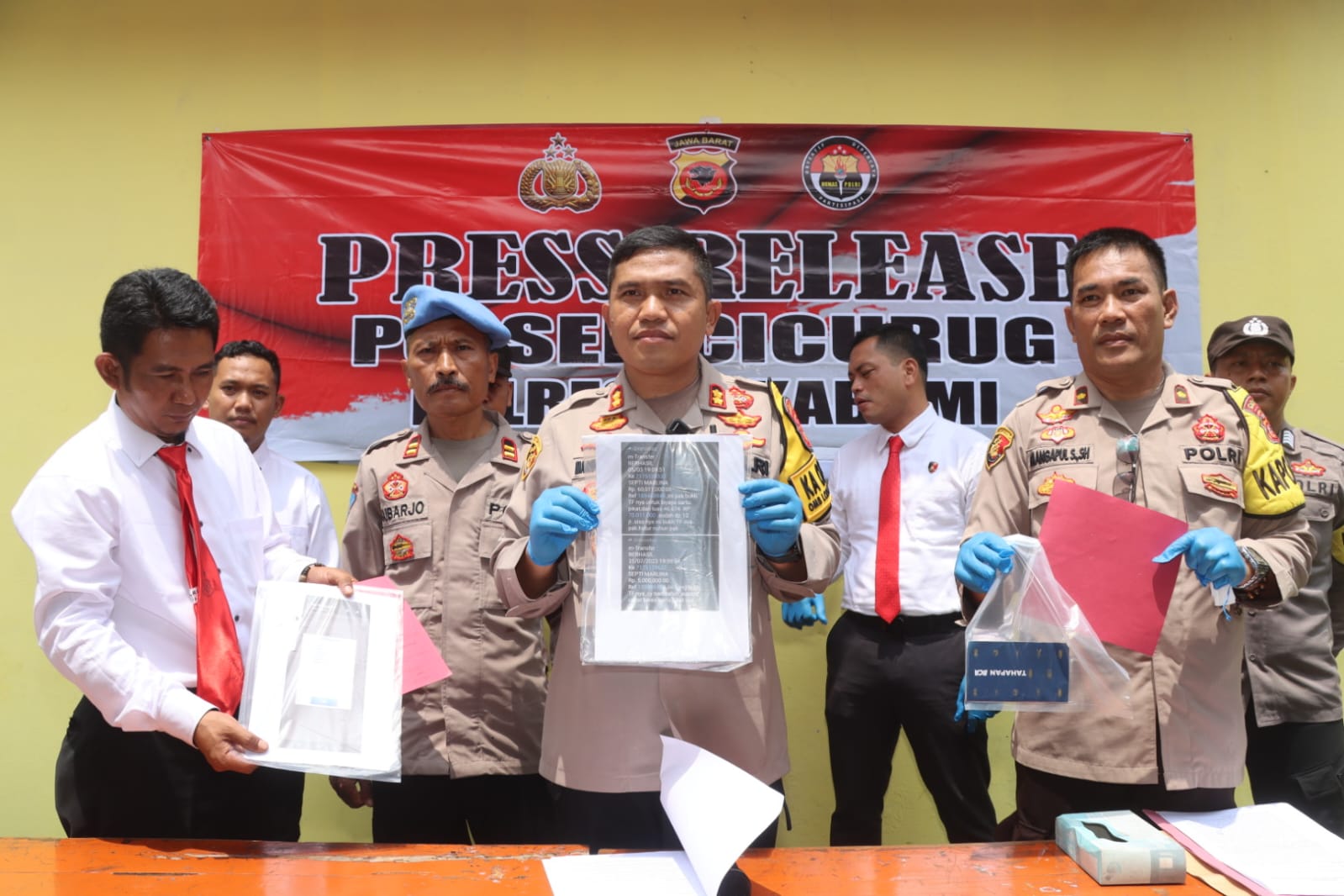 Kapolres Sukabumi AKBP Maruly Pardede didampingi kapolsek Cicurug Kompol Mangapul Simangunsong saat menunjukan barang bukti. (foto : ist)