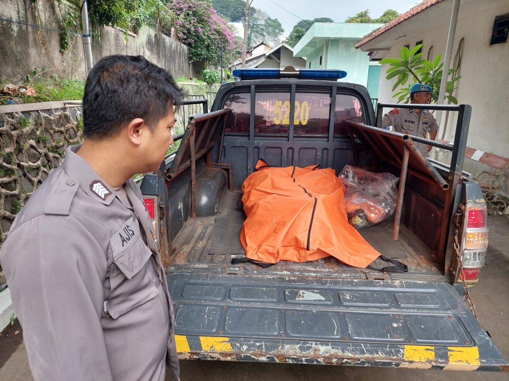 Seorang pria tewas terlindas Kereta Rel Listrik (KRL) di Desa Cilebut Timur, Sukaraja pada Selasa, (14/11).