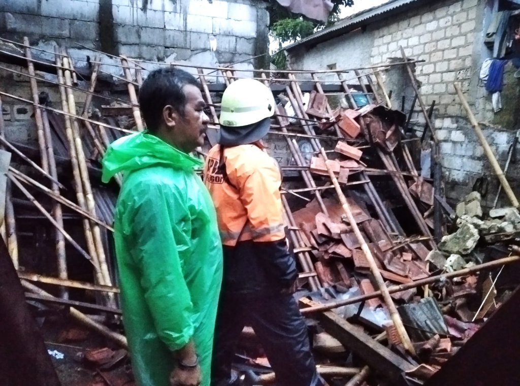 Hujan yang kembali mengguyur Kota Bogor pada Selasa (14/11) sore hingga malam hari mengakibatkan terjadinya belasan kejadian bencana.