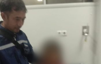 PENDAMPINGAN : Kondisi anak saat mendapat perawatan didampingi personel kepolisian. (FOTO : ISTIMEWA)