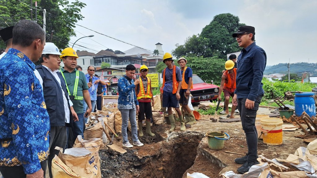 Wali Kota Bogor Bima Arya meninjau lokasi longsor Batutulis, Jumat (17/11/2023). Dede/Radar Bogor