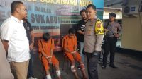 DIGIRING : Kapolres Sukabumi Kota, AKBP Ari Setyawan Wibowo, saat mengintrogasi dua pelaku pembunuhan driver grab car di halaman Makpolres Sukabumi Kota pada Sabtu (18/11) sore. (FOTO : DENDI RADAR SUKABUMI)