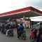 SUASANA : Sejumlah pengendara saat antri untuk mengisi BBM di salah satu SPBU di wilayah Kabupaten Sukabumi.(FOTO : UNTUK RADAR SUKABUMI)