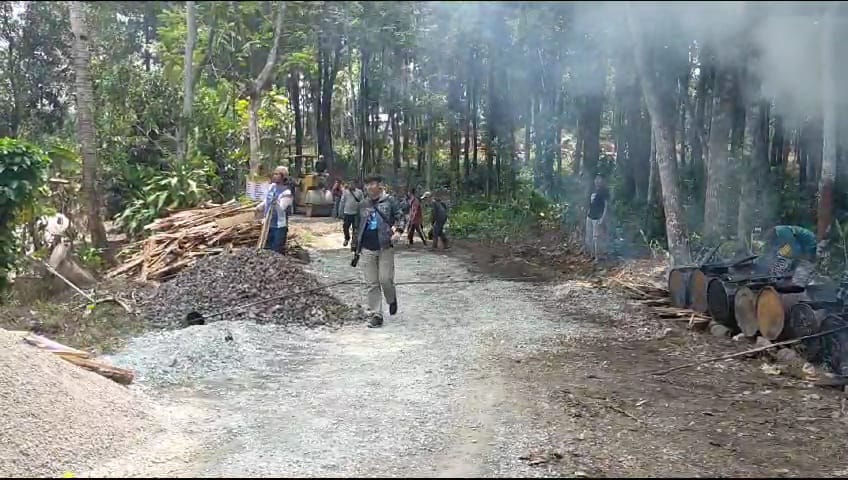 DIPERBAIKI : Ruas Jalan Bojongwaru-Cikate, Desa Bojongkembar, Kecamatan Cikembar, saat diperbaiki DPU Kabupaten Sukabumi.(FOTO : UNTUK RADAR SUKABUMI)