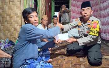 BANTUAN : Kapolsek Ciracap Iptu Dudung saat menyampaikan bantuan dari Kapolres Sukabumi kepada keluarga Riyan. (foto : ist)