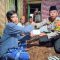 BANTUAN : Kapolsek Ciracap Iptu Dudung saat menyampaikan bantuan dari Kapolres Sukabumi kepada keluarga Riyan. (foto : ist)