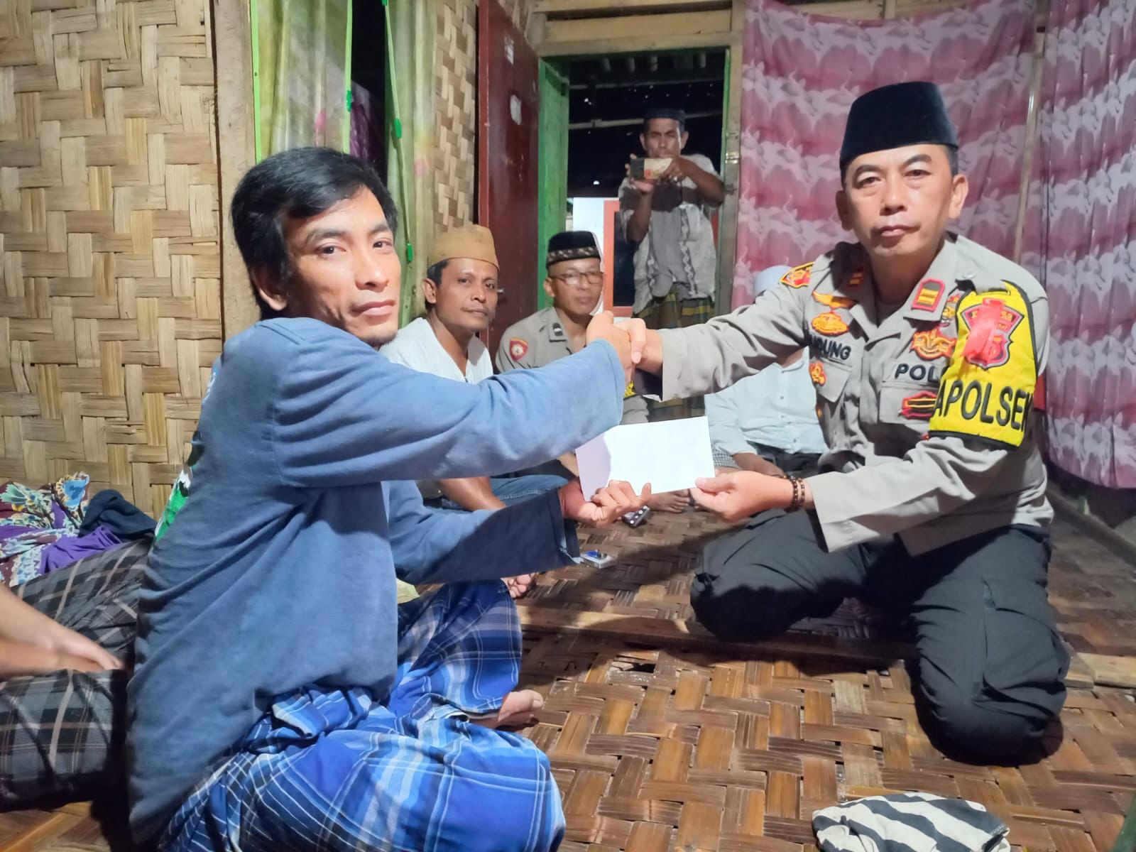 BANTUAN : Kapolsek Ciracap Iptu Dudung saat menyampaikan bantuan dari Kapolres Sukabumi kepada keluarga Riyan. (foto : ist)