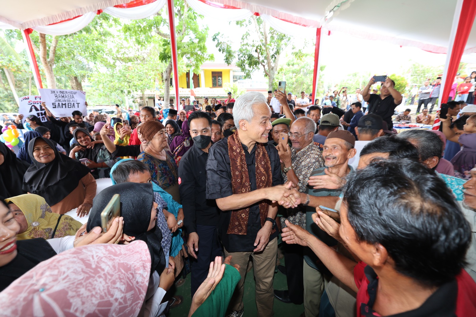 TILIK SEDULUR: Ganjar Pranowo menemui ribuan warga dari sejumlah desa di Kabupaten Musi Banyuasin, Sumatera Selatan pada Senin (6/11). (Foto: Tim Media Ganjar Pranowo)
