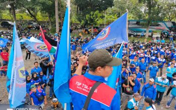 DEMO : Ratusan buruh saat mendatangi kantor Dishub Kabupaten Sukabumi, untuk mengawal proses pembahasan kenaikan UMK 2024 pada Kamis (23/11).(FOTO : DENDI/RADAR SUKABUMI)